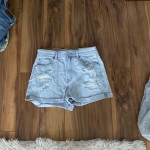 Light Wash American Eagle Mom Short